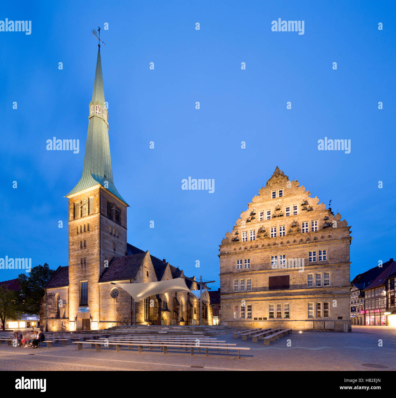 Casa di nozze dal 1617, festa comunale e celebrazione centro mercato, Chiesa di San Nicolai, crepuscolo, Weser Renaissance Foto Stock