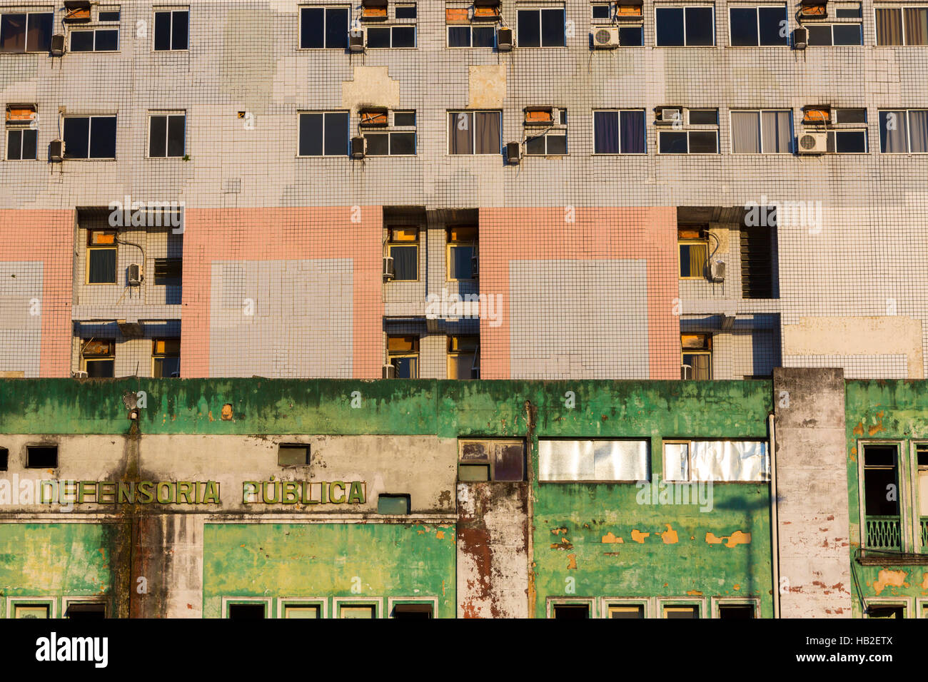 MANAUS, Brasile, marzo 25: sbiadito residenziale vintage facciata di edificio nel centro di Manaus. Stato di Amazonas. Il Brasile 2015 Foto Stock