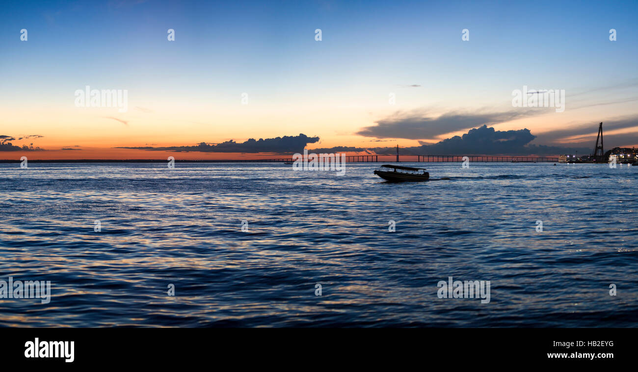 Tramonto e silhouette sulla barca crociera sul fiume del Amazon, Brasile Foto Stock