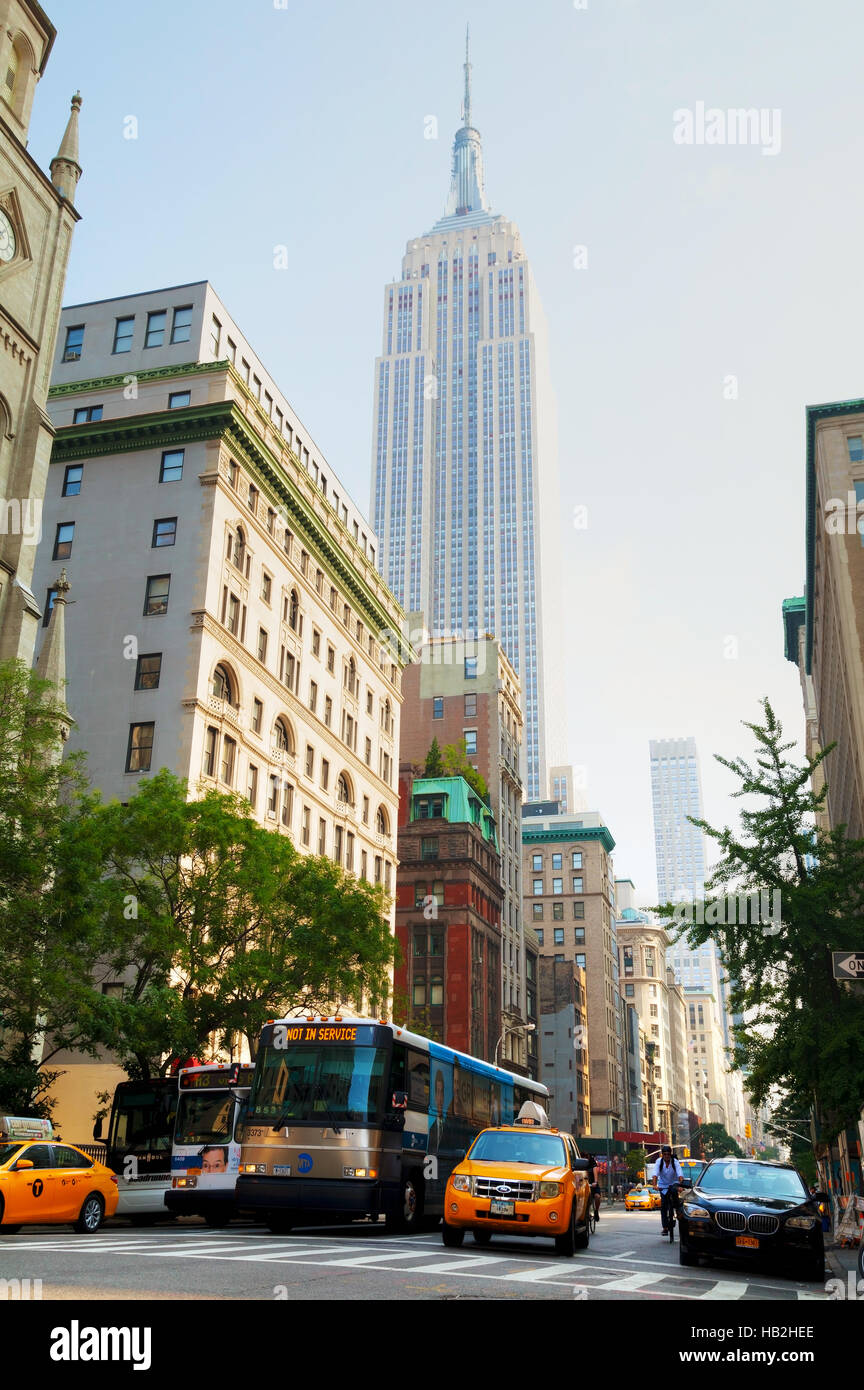Yellow Cab in corrispondenza della Quinta Avenue in New York City Foto Stock