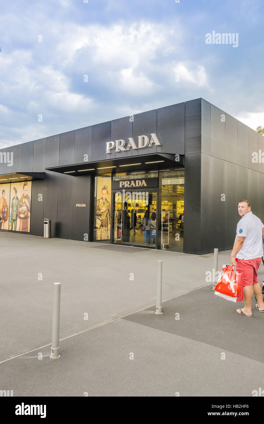 Prada Outlet Store Foto stock Alamy