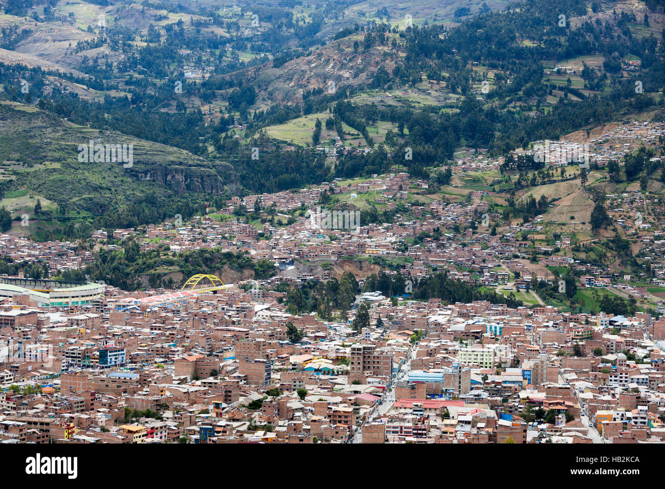 Antenna vista città vista di Huaraz con edifici, Perù Foto Stock