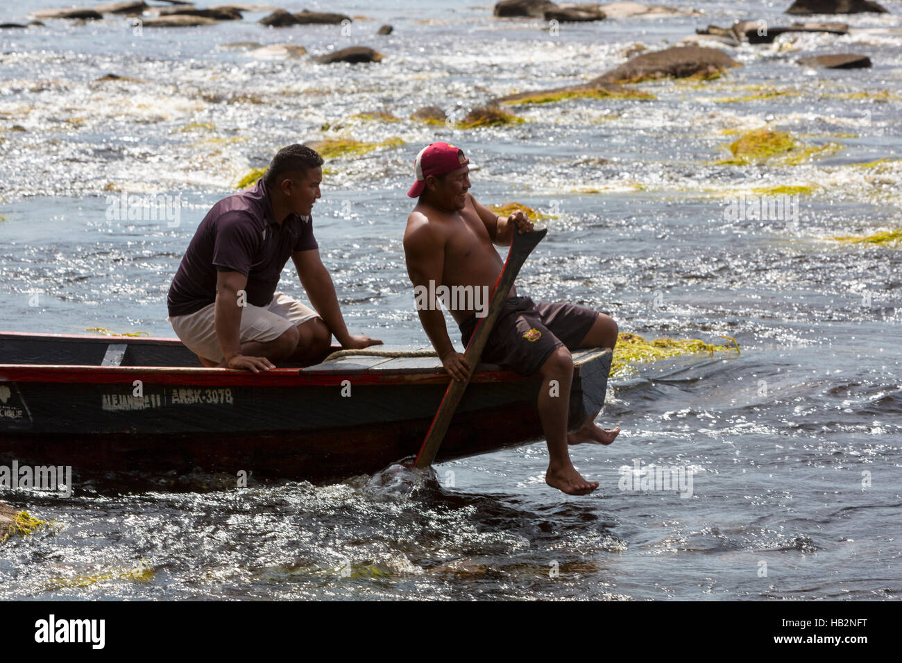 Indiano guide venezuelano a lavorare su canoe, Canaima, Venezuela Foto Stock