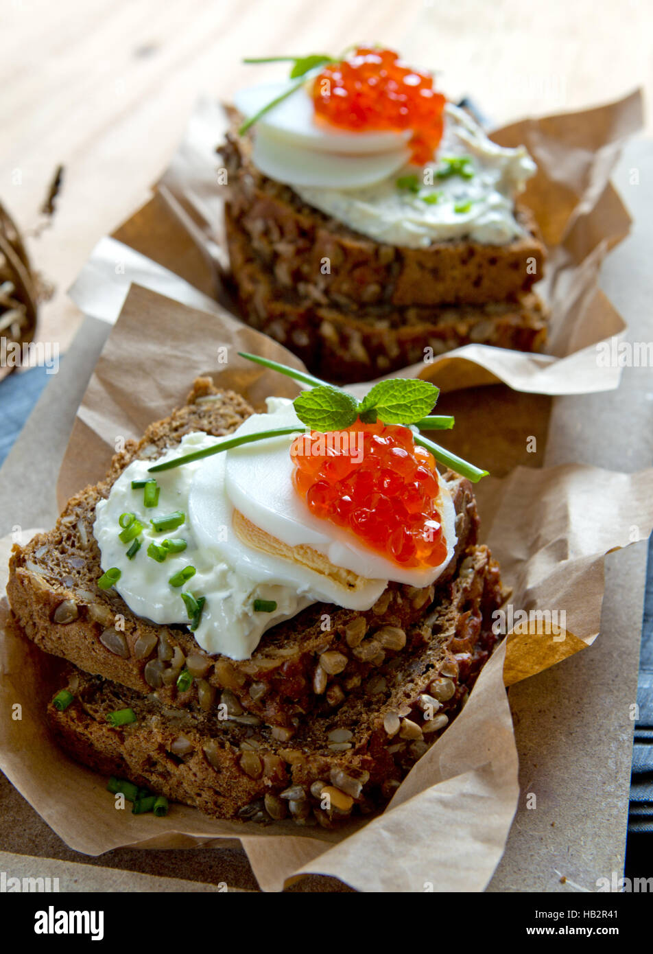 Caviale rosso con pane integrale. Foto Stock