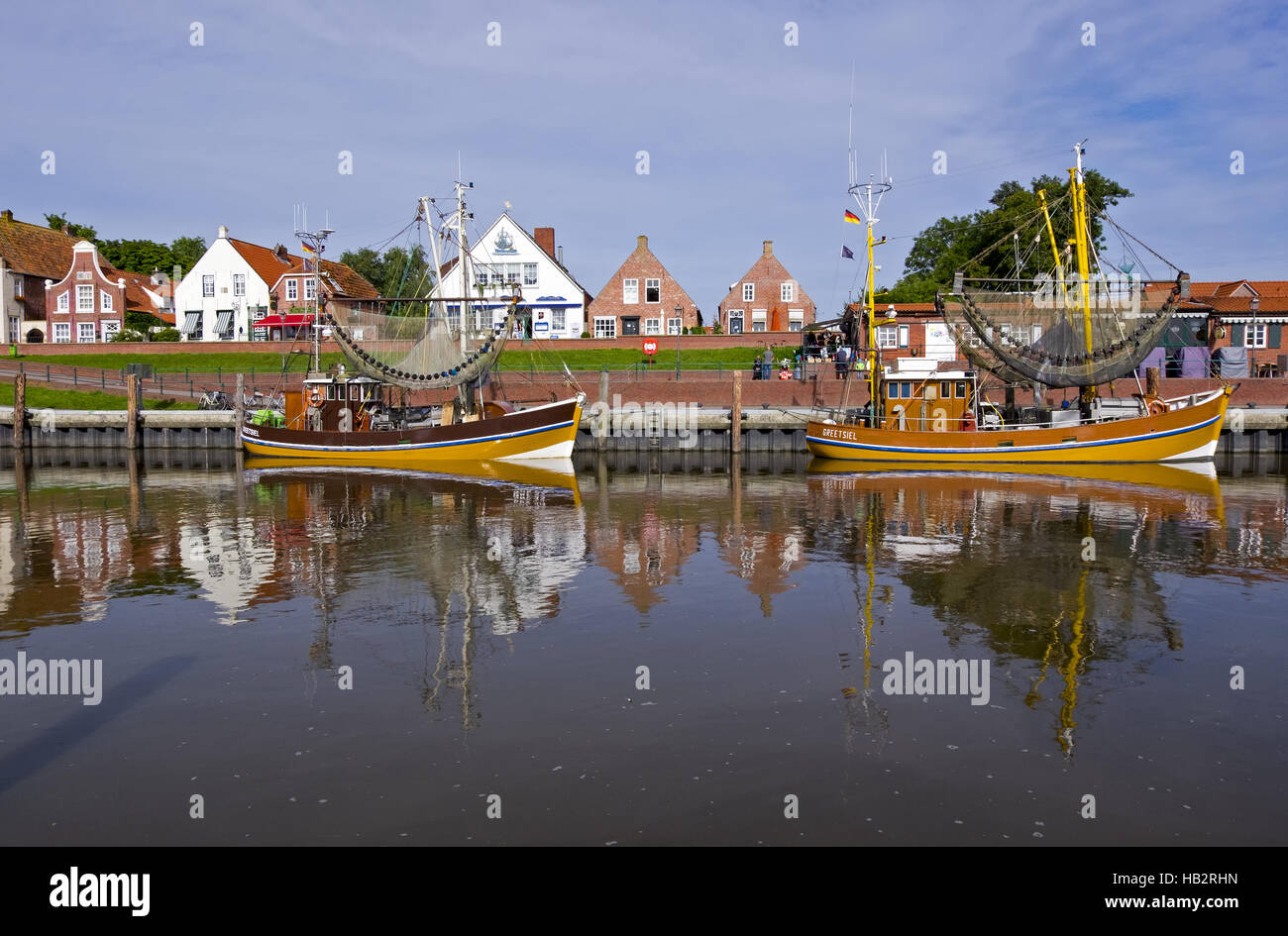 Gamberetti le barche nel porto di Greetsiel Foto Stock