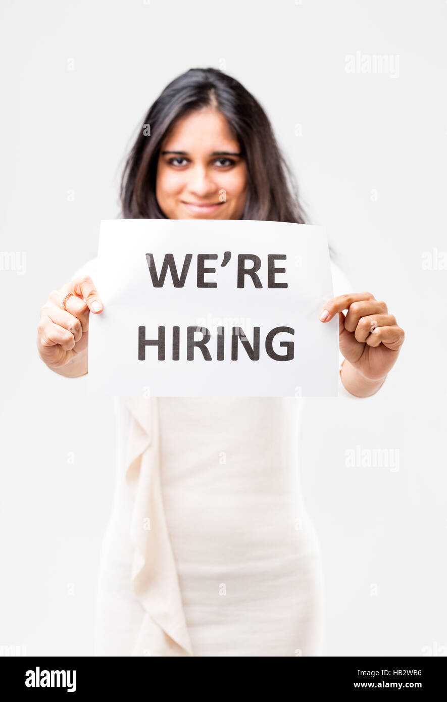 Felice ragazza indiana incoraggiando i candidati che su buoni workplace Foto Stock