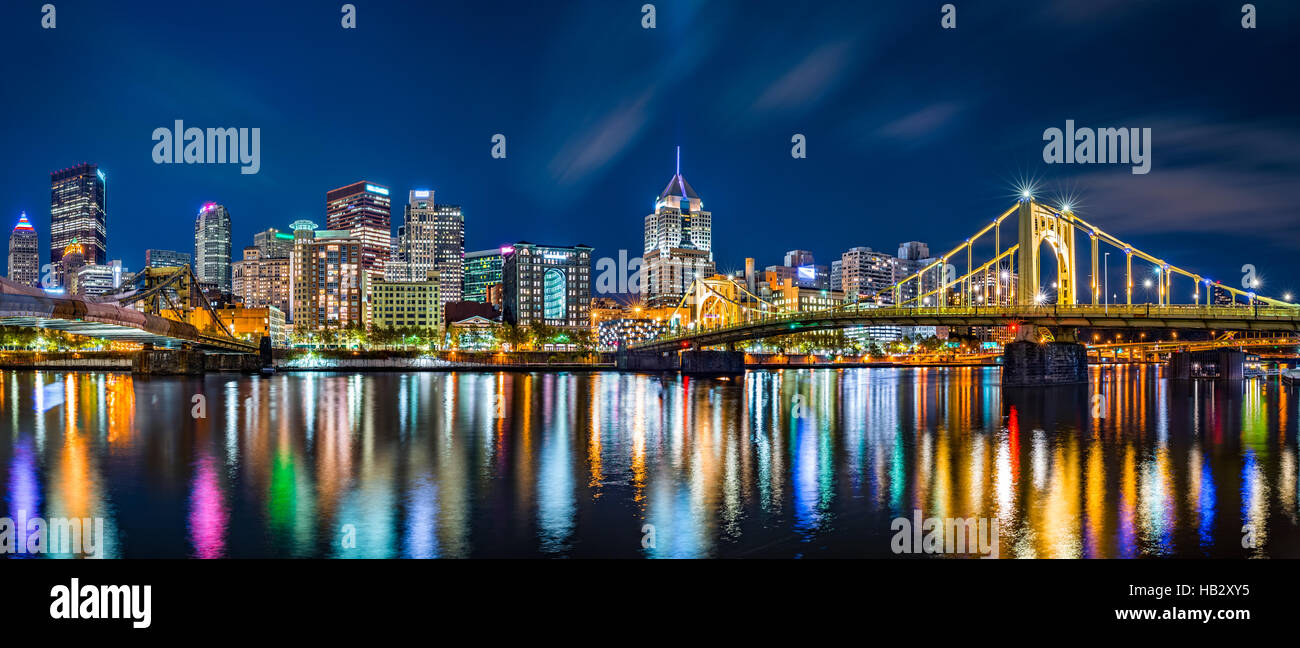 Pittsburgh skyline del centro panorama di notte visto da Allegheny atterraggio, tra Roberto Clemente e Andy Warhol ponti Foto Stock