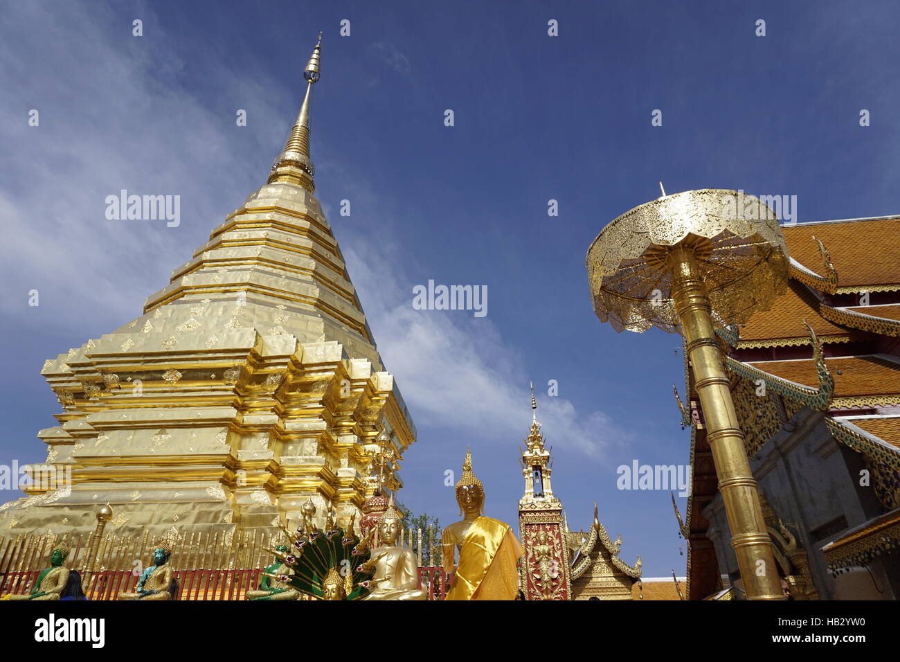 Stupa dorato e struttura ad ombrello Wat Phra That Doi Suthep, Chiang Mai, Thailandia Foto Stock