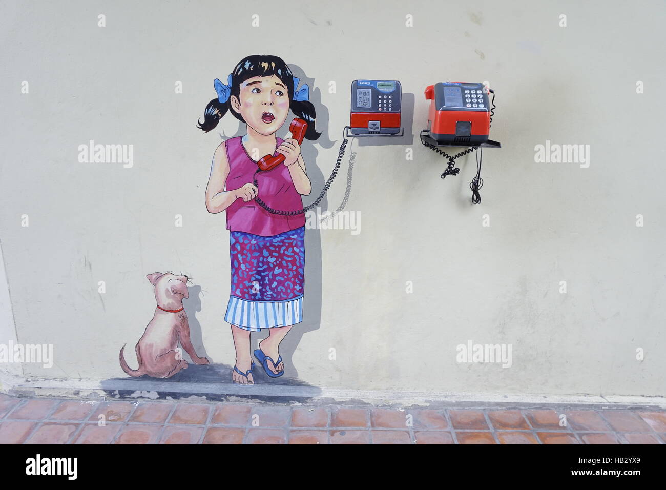 Wall Art oltre a telefono pubblico in Chiang Mai Thailandia Foto Stock