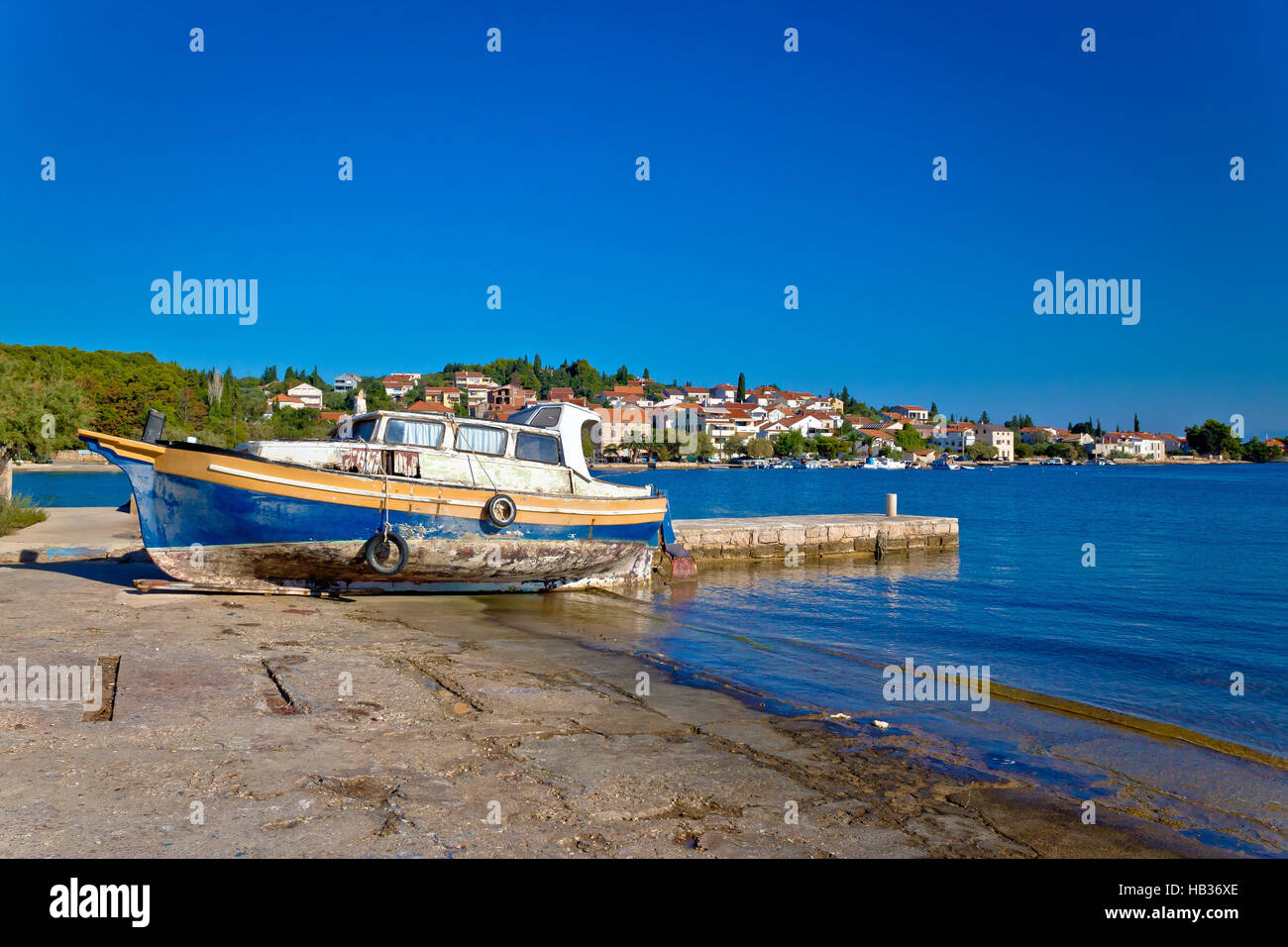 Isola di Ugljan vecchia barca in riva al mare Foto Stock