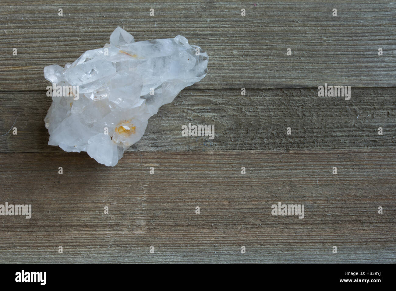 Cristallo di quarzo cluster contro uno sfondo di legno Foto Stock