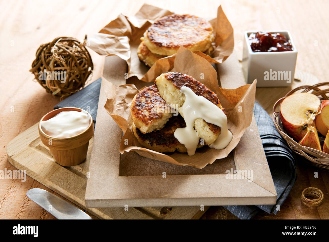 Cottage cheese frittelle con panna acida. Foto Stock