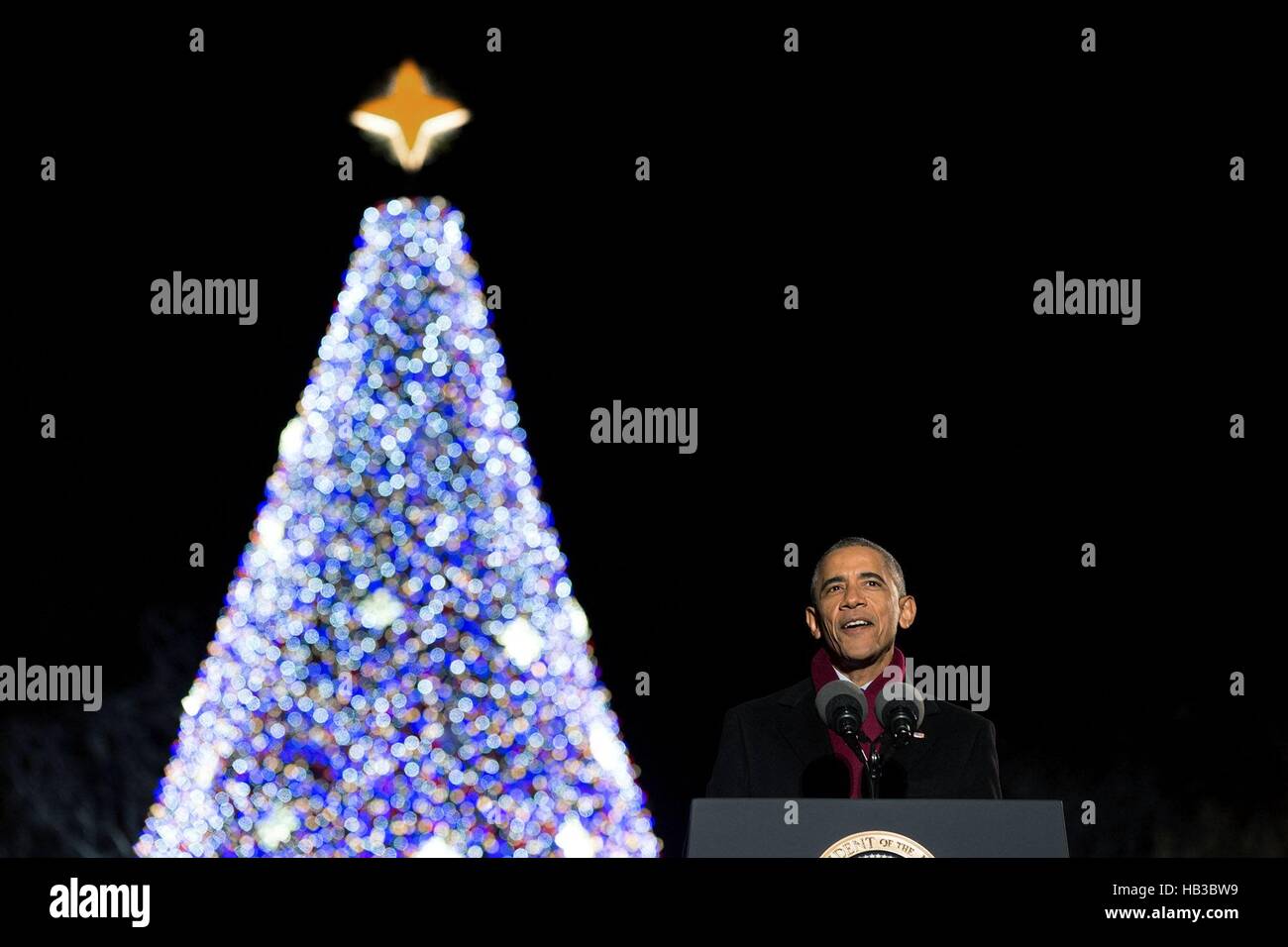 Il Presidente degli Stati Uniti Barack Obama offre commento durante il national albero di Natale cerimonia di illuminazione sull'ellisse Dicembre 1, 2016 a Washington, DC. Foto Stock