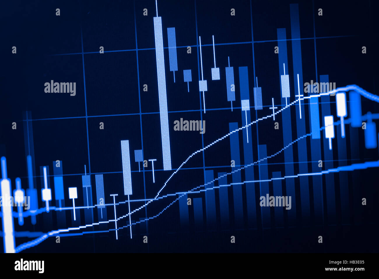 I dati finanziari su un monitor,candela stick grafico del mercato azionario , il mercato azionario i dati sul display a LED concept Foto Stock
