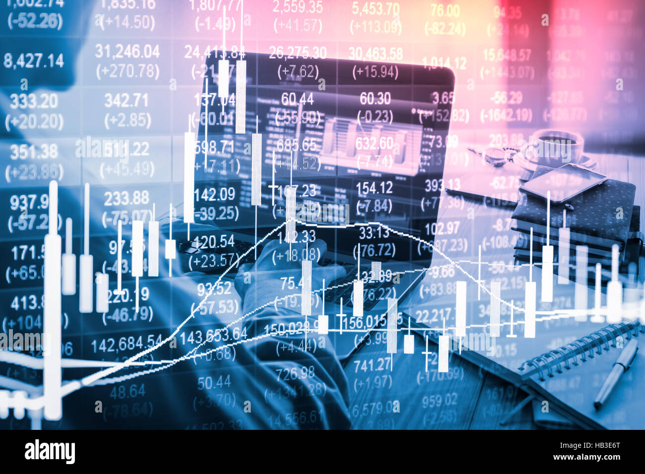 Il mercato azionario indicatori e dati finanziari vista dal LED. La doppia esposizione grafico finanziario e indicatore di stock di magazzino compresi istruzione o la commercializzazione di un Foto Stock