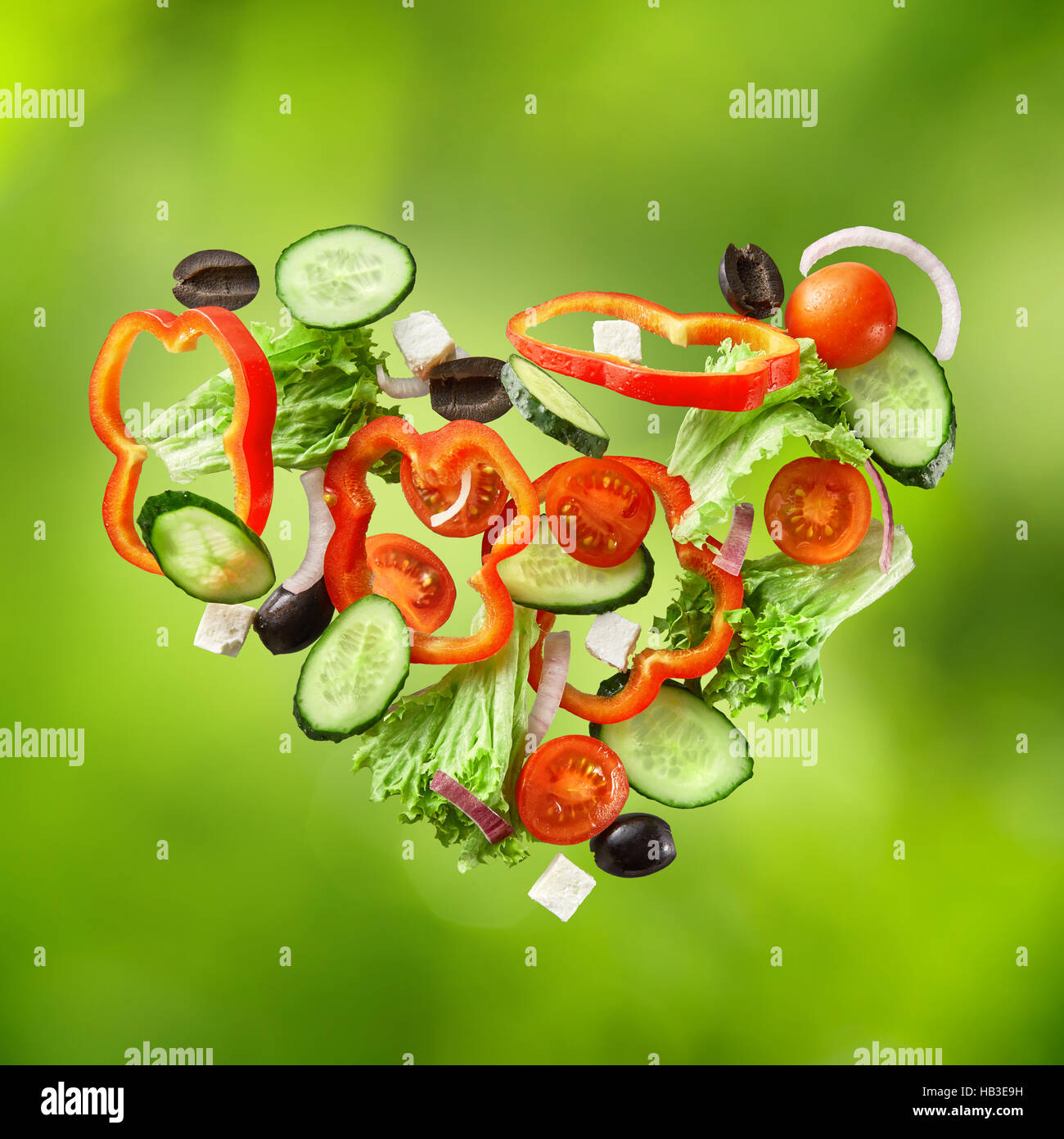 Flying insalata naturale su sfondo verde Foto Stock