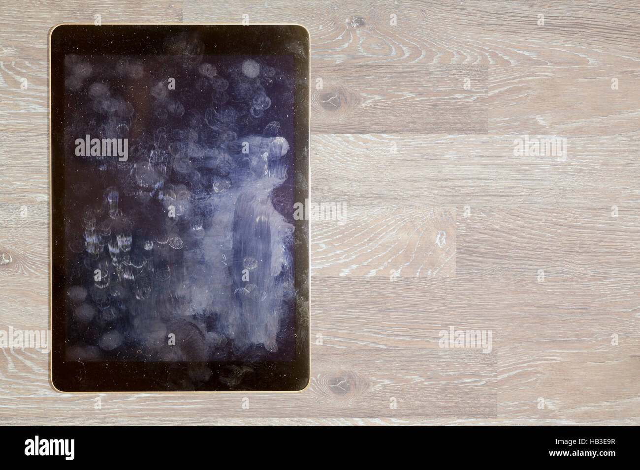 Vista di impronte digitali e di grasso sulla schermata di tablet Foto Stock