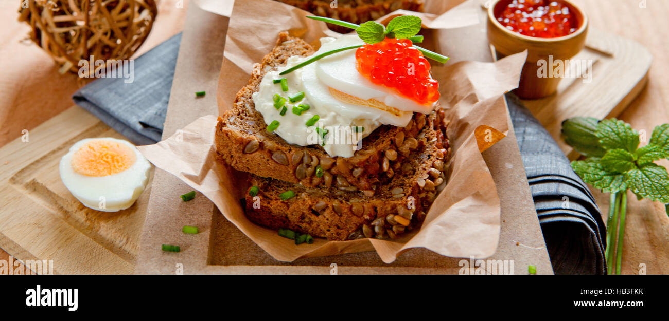 Caviale rosso con pane integrale. Foto Stock