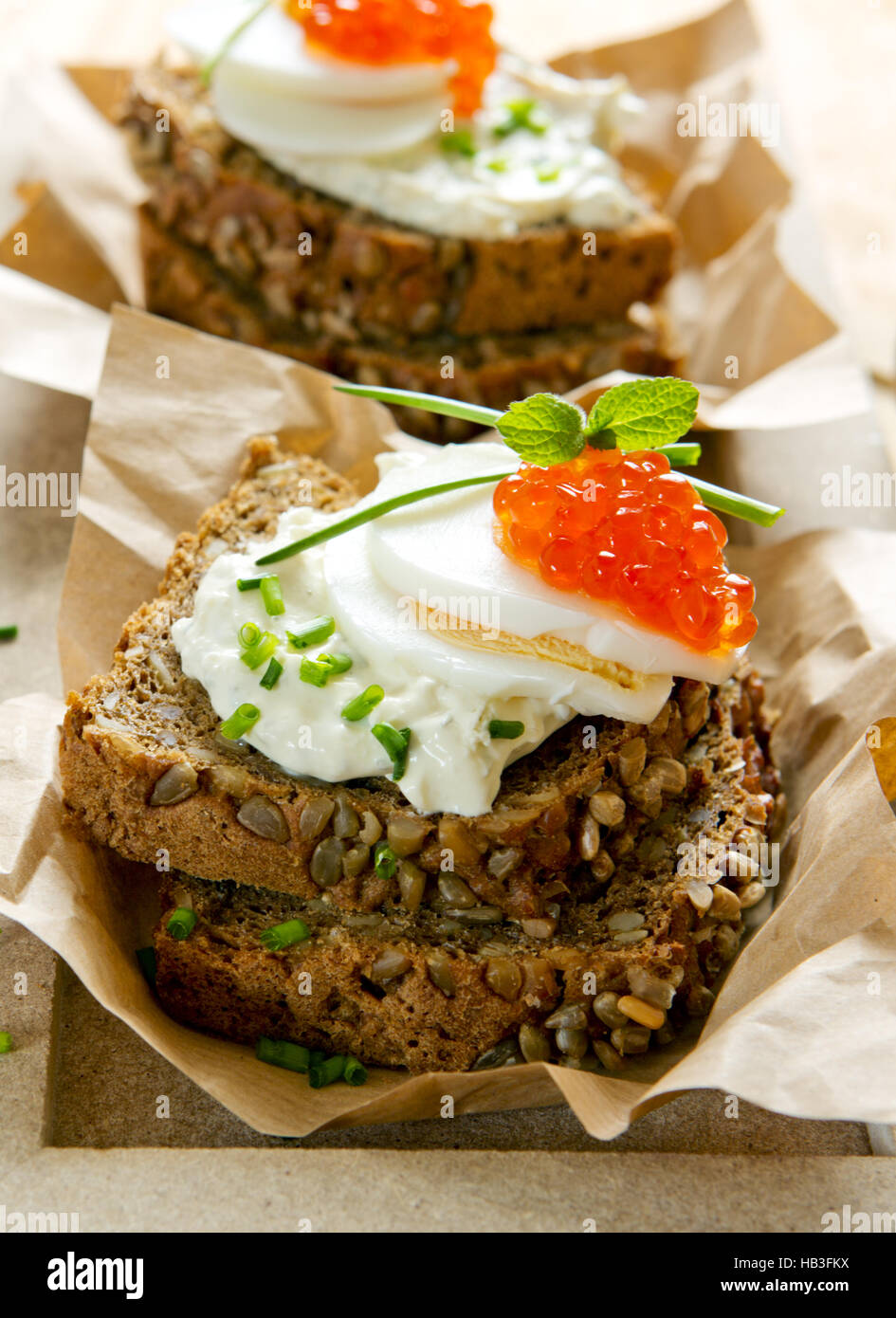 Caviale rosso con pane integrale. Foto Stock