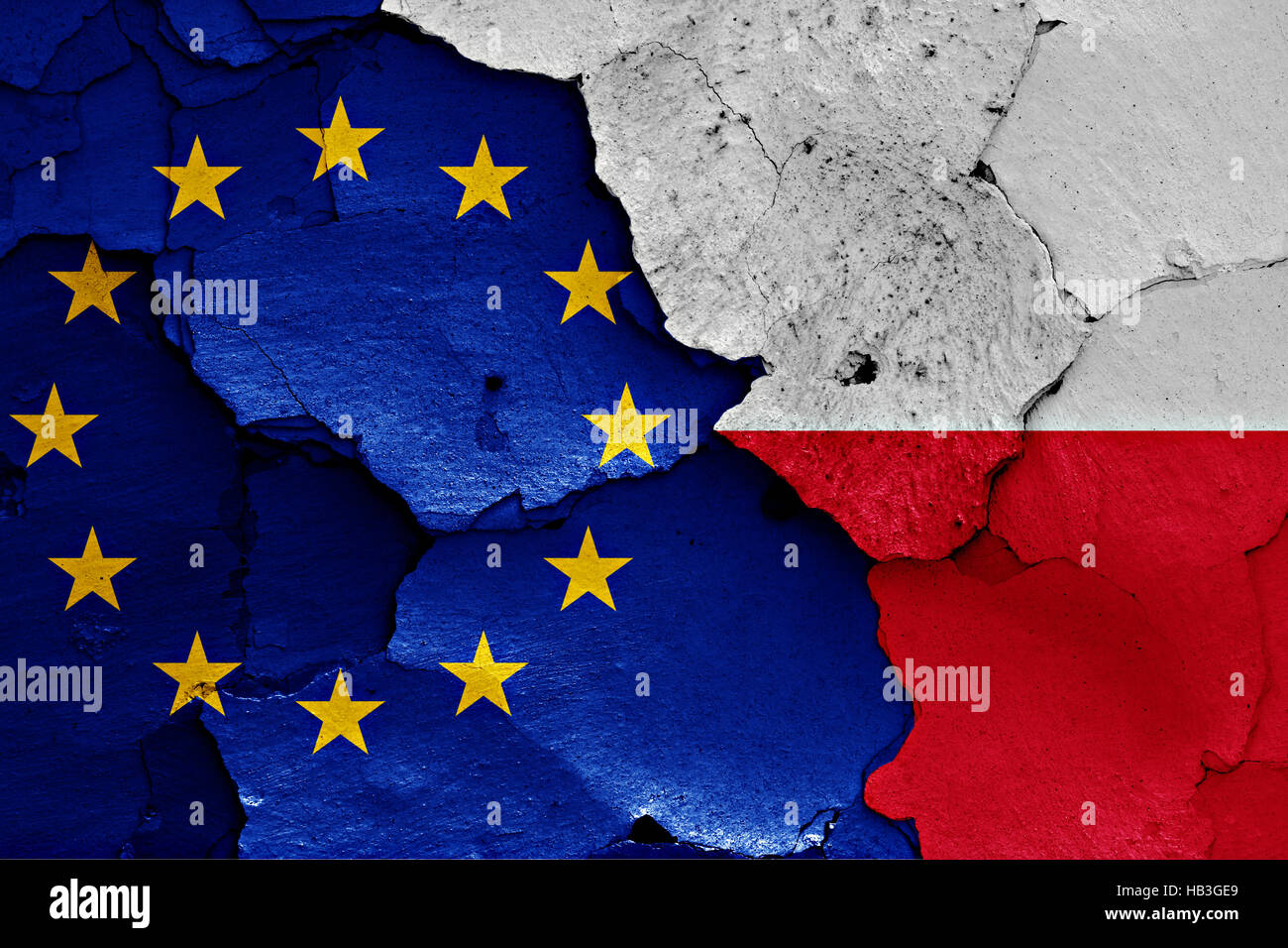 Le bandiere della UE e la Polonia dipinta sulla parete incrinato Foto Stock