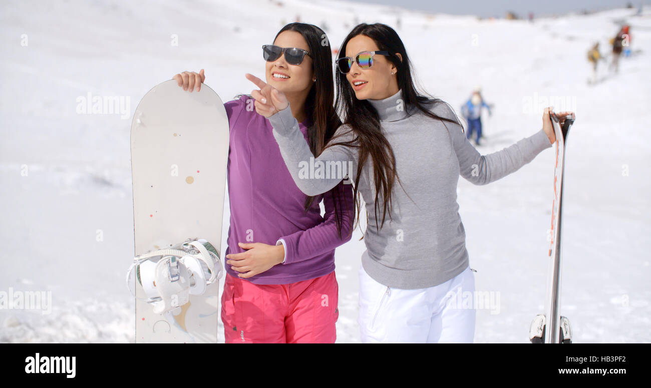 Due donne eleganti con le loro tavole da snowboard Foto Stock