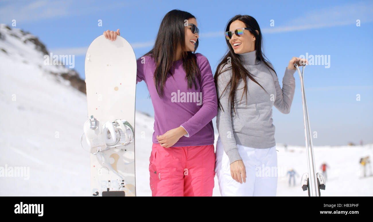 Carino sorelle con racchette da neve Foto Stock