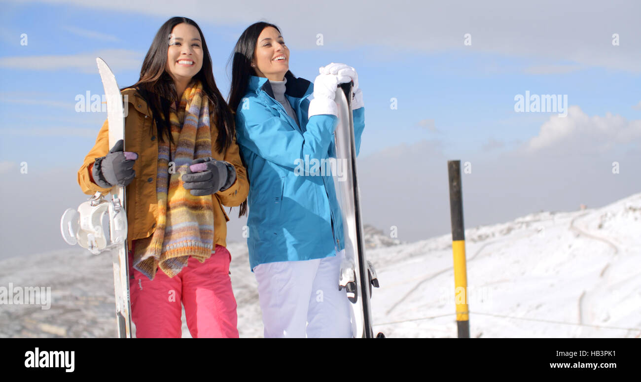 Due giovani donna con le loro tavole da snowboard Foto Stock