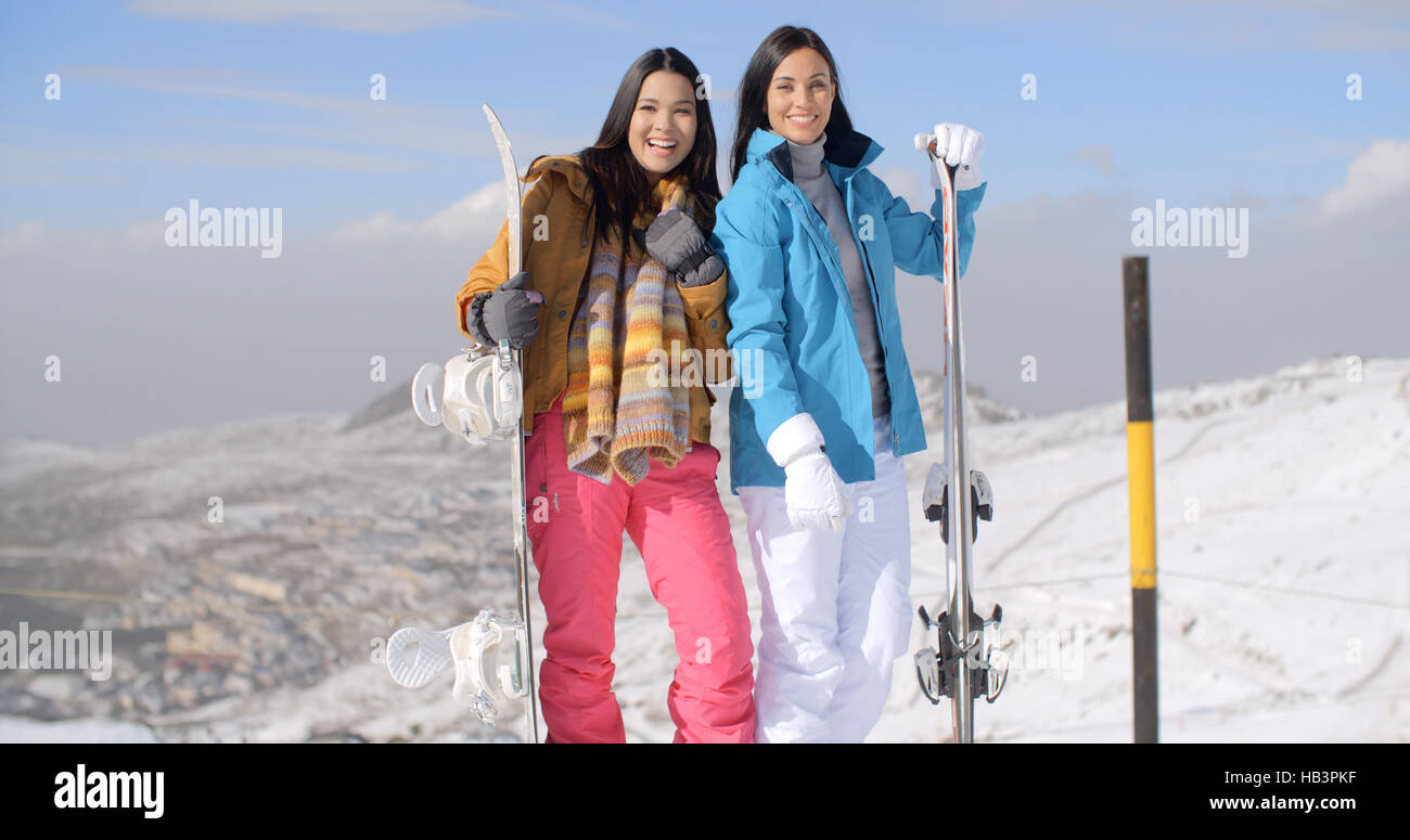 Due giovani donna con le loro tavole da snowboard Foto Stock