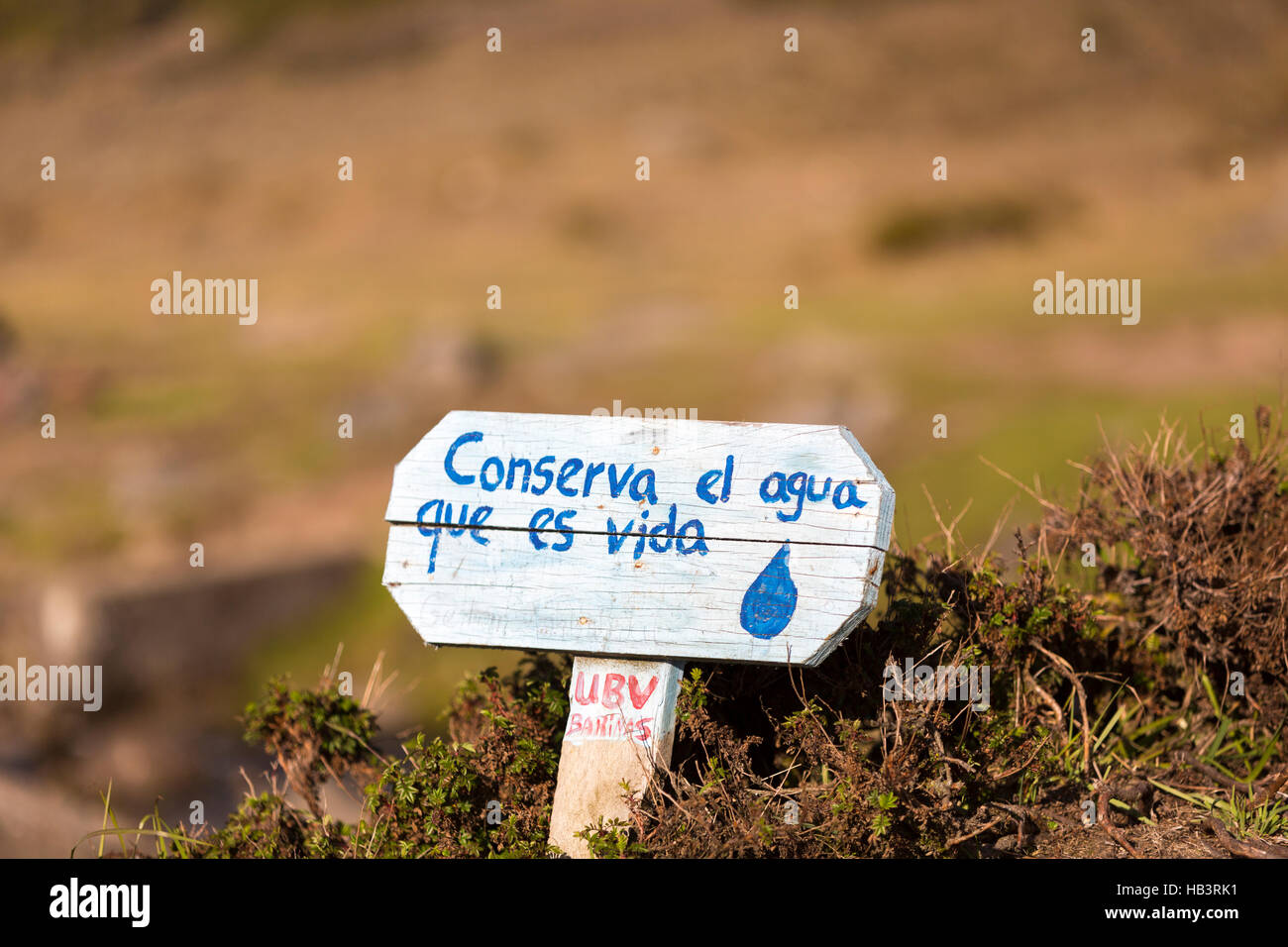 Palo di legno con messaggio: salvare l'acqua scritto in spagnolo, Merida Foto Stock