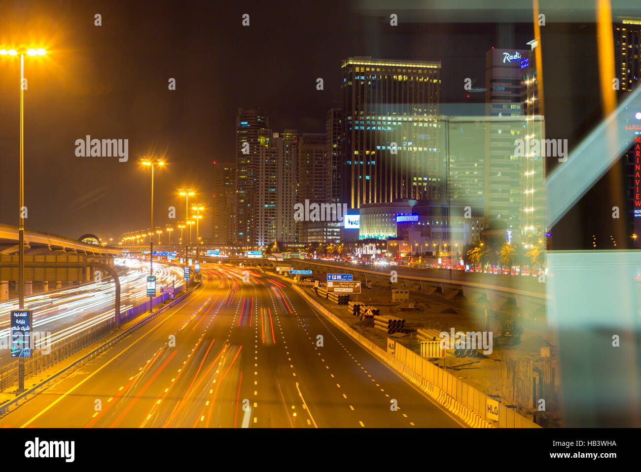 Sheikh Zayed Road a Dubai di notte Foto Stock