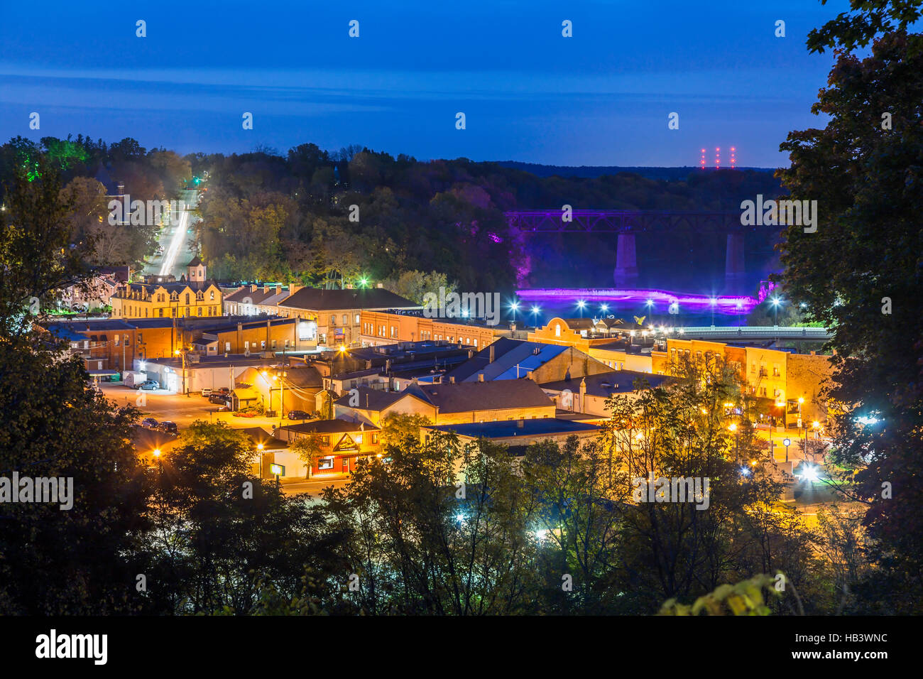Una vista del centro della città di Parigi e Penman la diga dalla sommità di una collina di notte a Parigi, Brant County, Ontario, Canada. Foto Stock