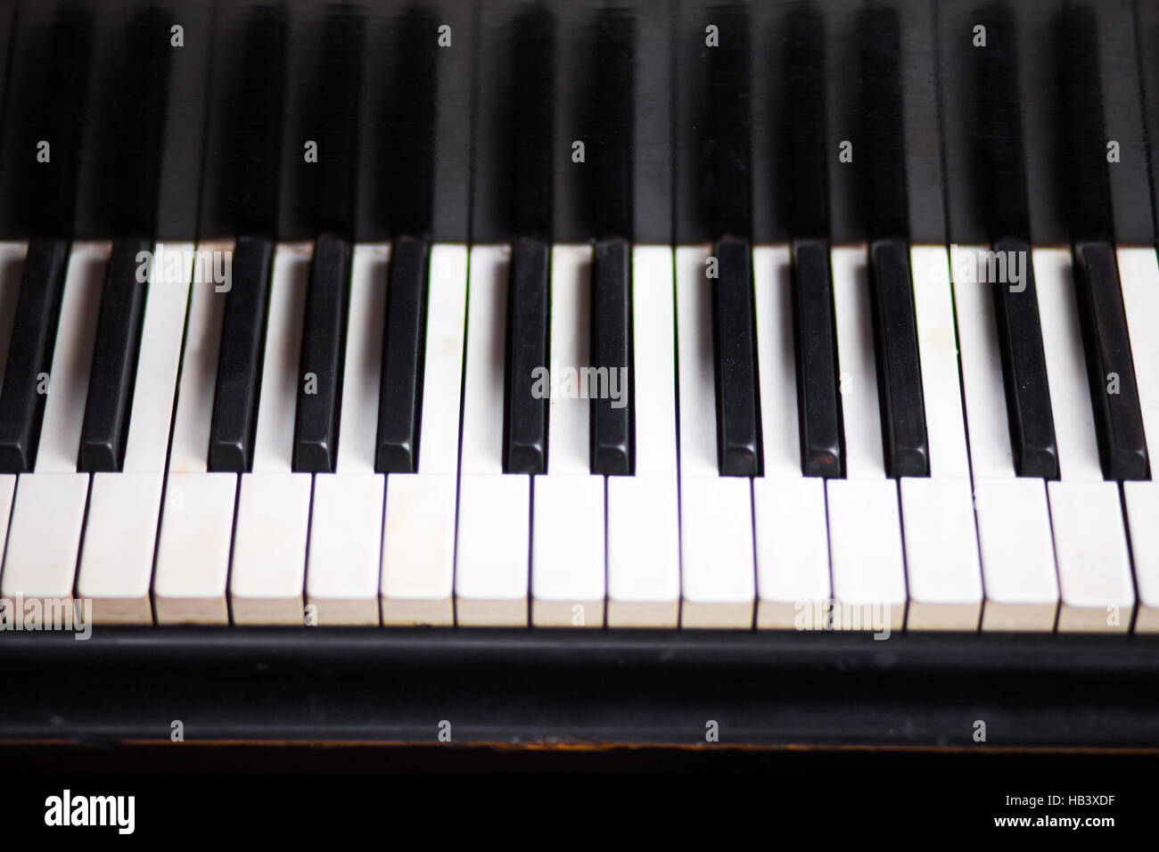 Close-up di tasti di pianoforte. Chiudi vista frontale. Foto Stock