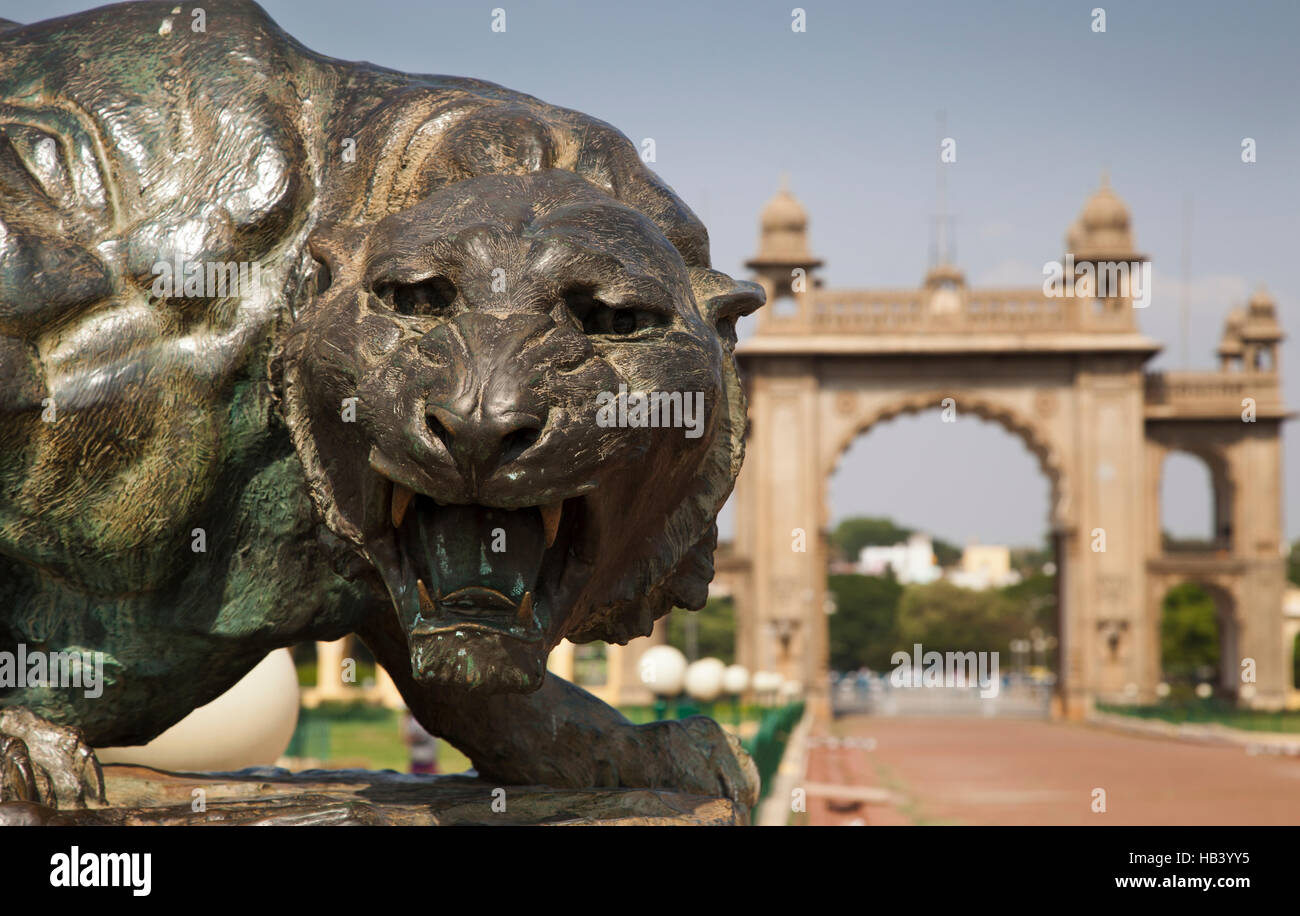 La tigre di bronzo statua in motivi di Mysore Palace, Karnataka, India Foto Stock