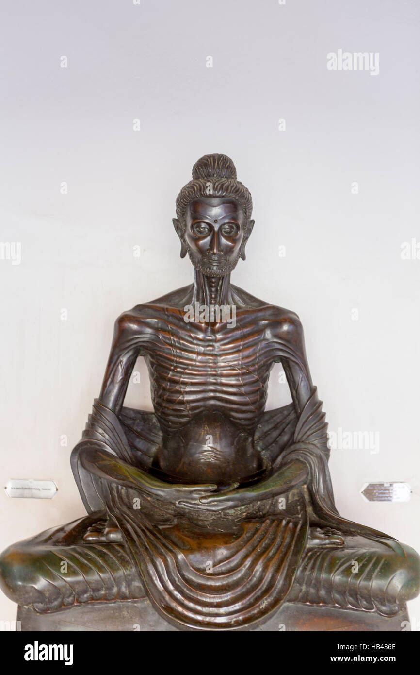 Statua di monaco medita come Buddha nel tempio thailandese, Thailandia Foto Stock