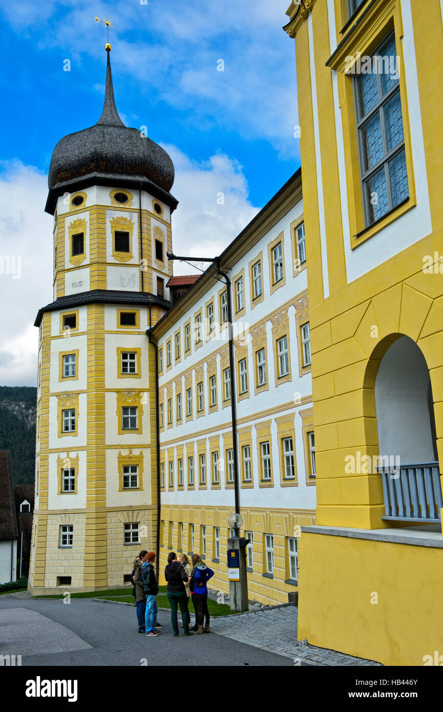 Gli studenti della chiesa-basato Edith-Stein-College di fronte al Princes' ala, abbazia Stams, Stift Stams, Tirolo, Austria Foto Stock