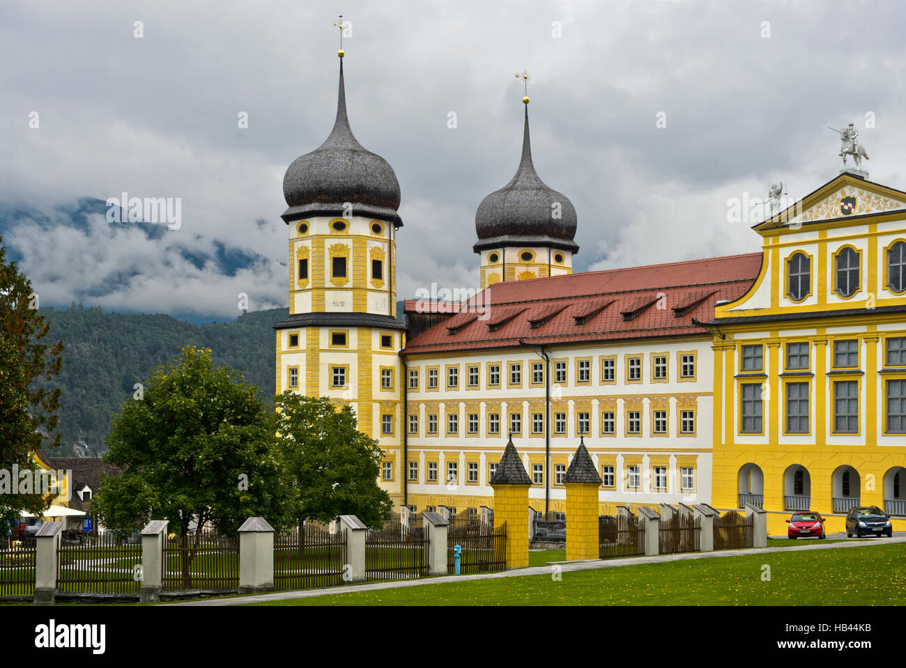 Abbazia Stams, Princes' ala con torri di cipolla, Stift Stams, Tirolo, Austria Foto Stock