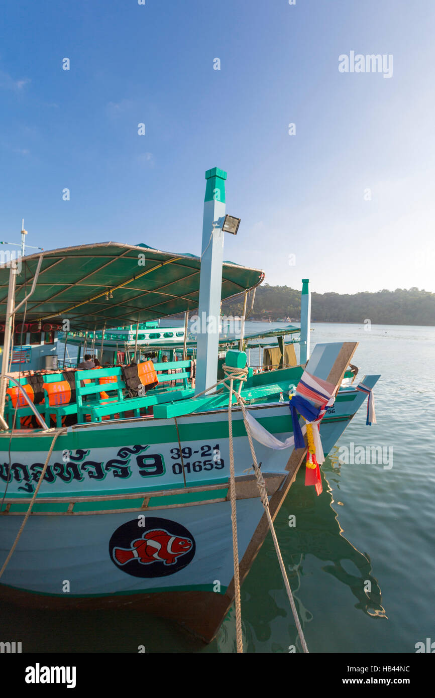 Navi ancorate al Molo di Bang Bao village. Koh Chang island Foto Stock