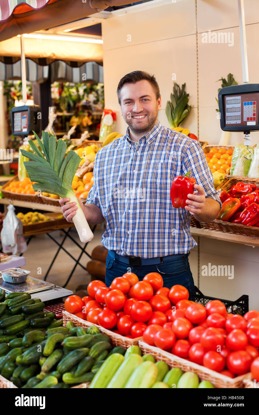 Venditore mostra verdure. Foto Stock