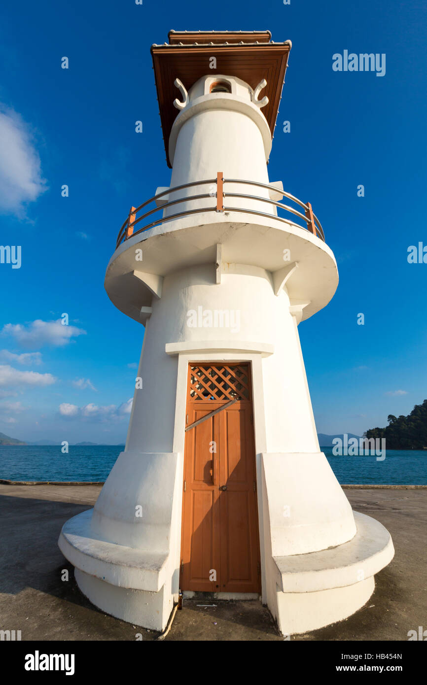 Light house e Pier su Ko Isola Chang, Thailandia Foto Stock