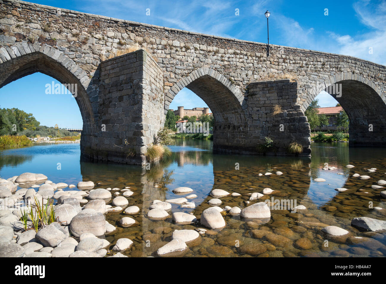 Il ponte romanico sul fiume Tormes a El Barco de avila con il castello sullo sfondo, provincia di Avila, Spagna. Foto Stock