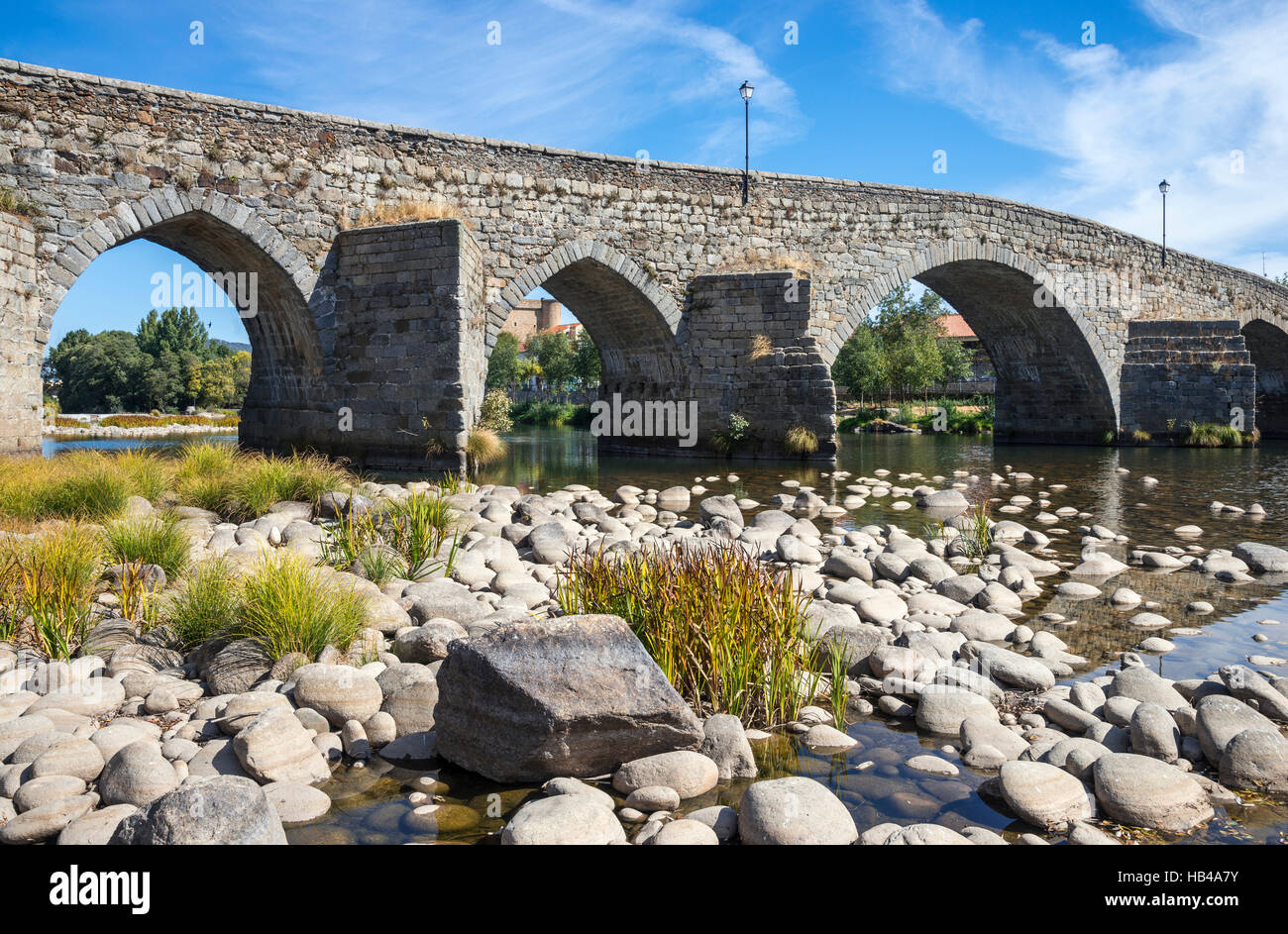 Il ponte romanico sul fiume Tormes a El Barco de avila, provincia di Avila, Spagna. Foto Stock