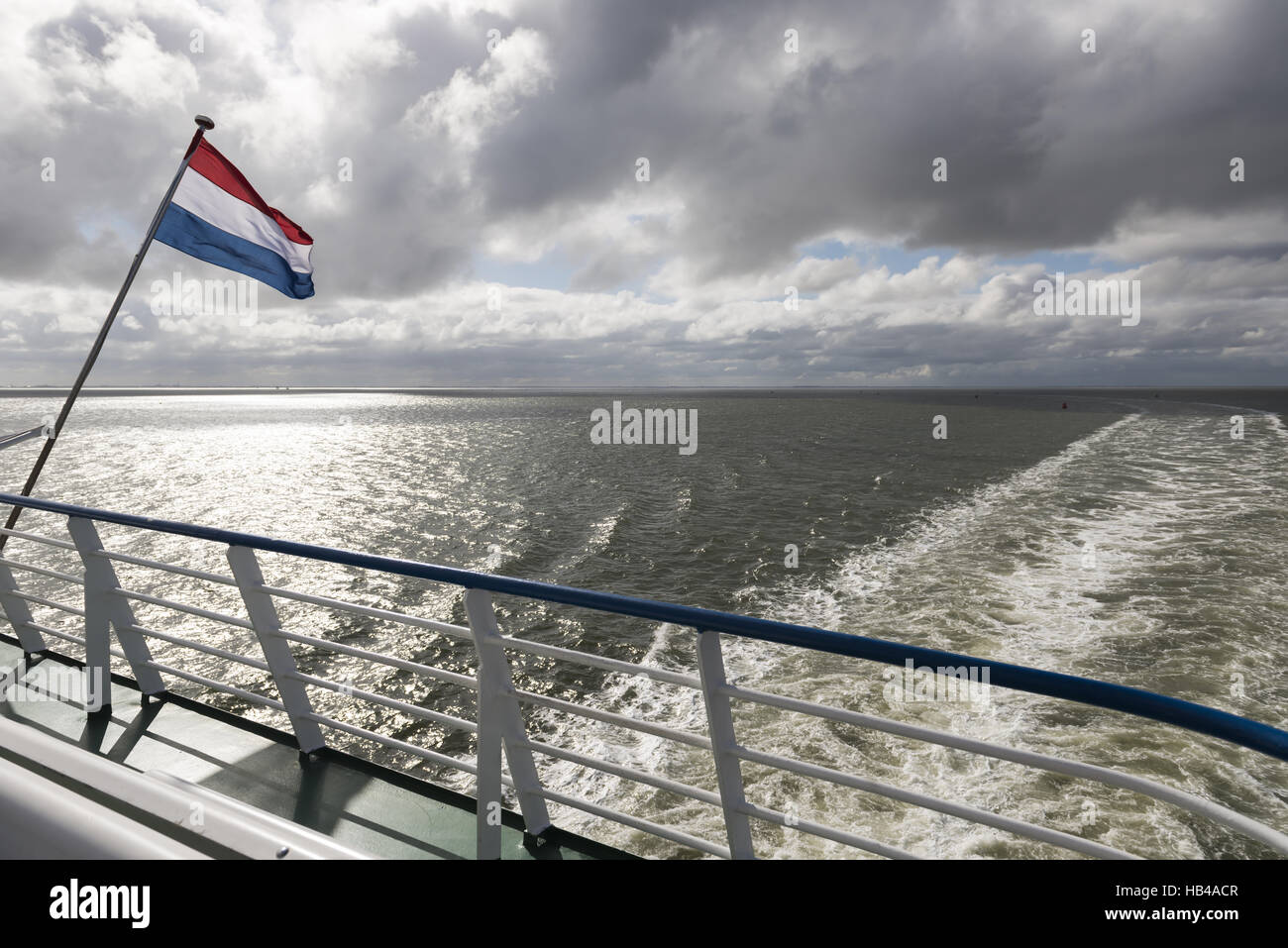 Il Wadden Sea con bandiera olandese Foto Stock