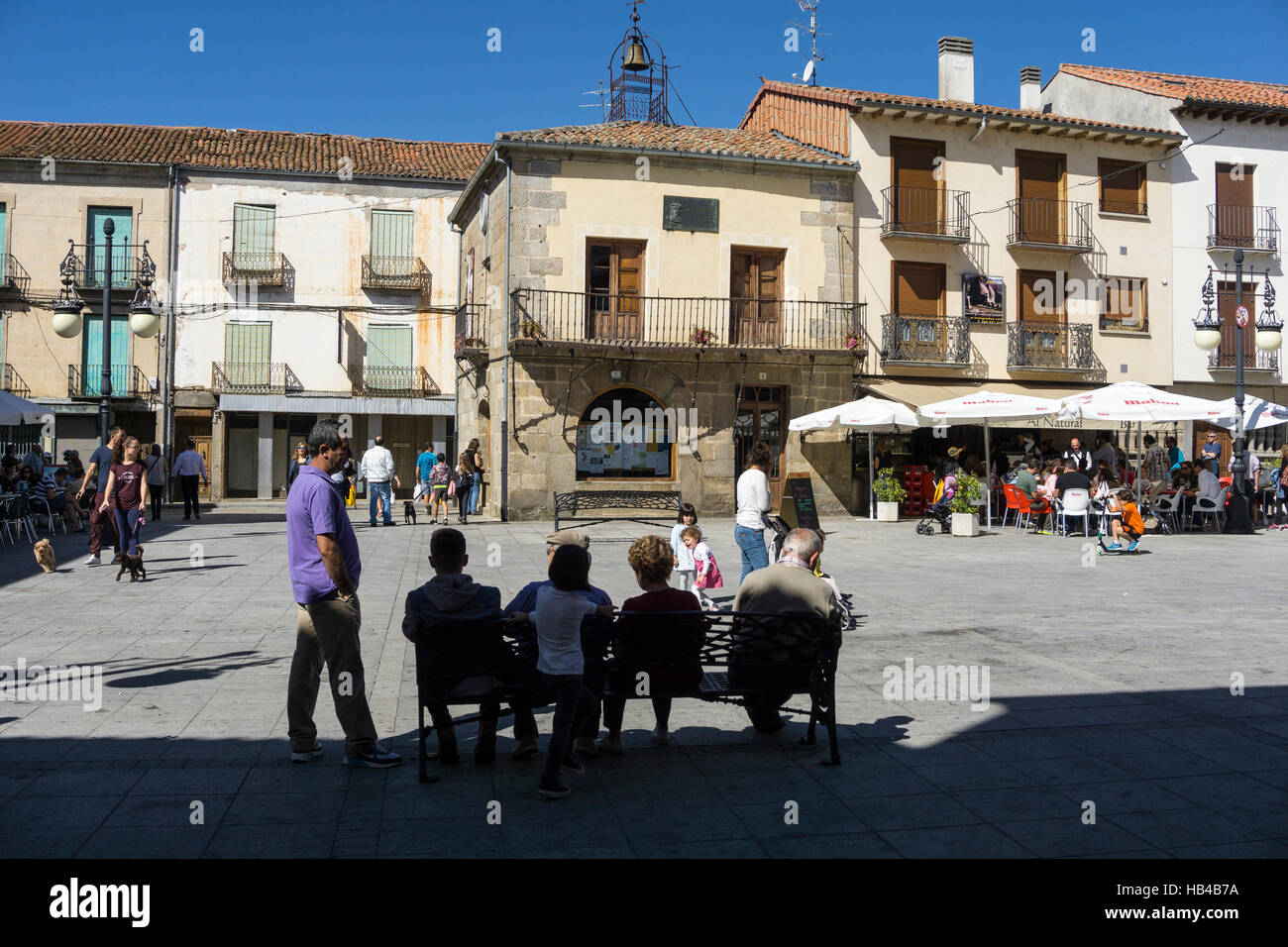 Guardando attraverso la Plaza der Espana all'orologio casa a El Barco de avila, provincia di Avila, Spagna. Foto Stock