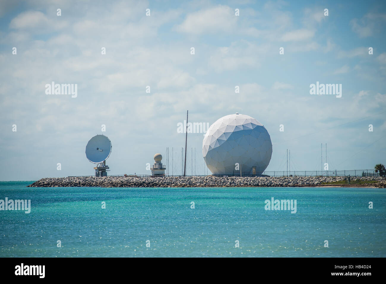 Cupola radar tecnologia sulla costa del mare Foto Stock