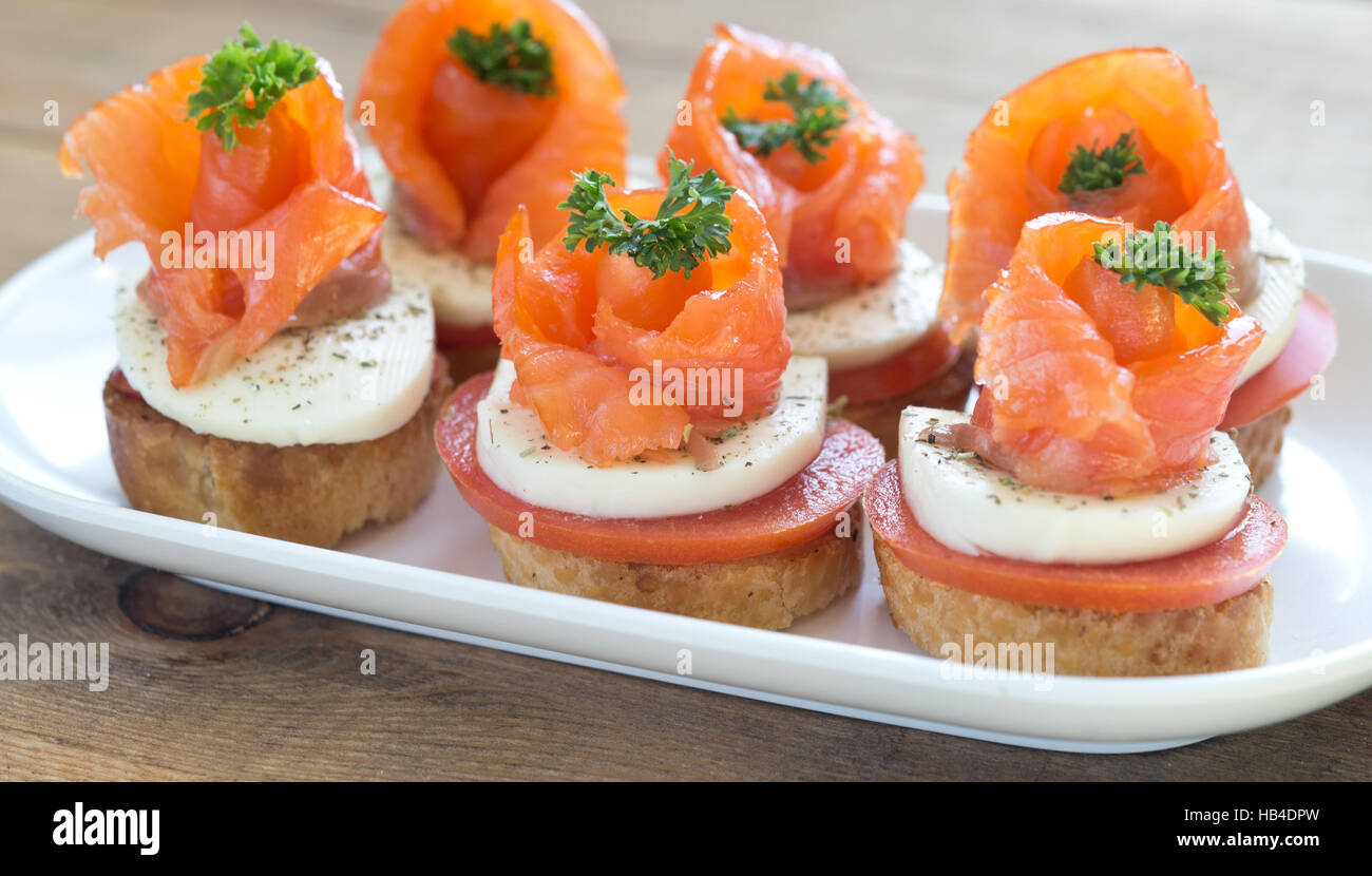 Crostini con pesce rosso Foto Stock