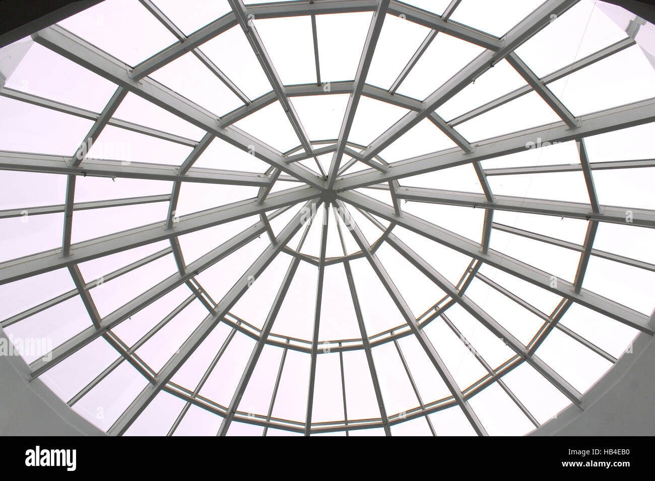 Moderno edificio inusuale-top nel supermercato con travi metalliche Foto Stock