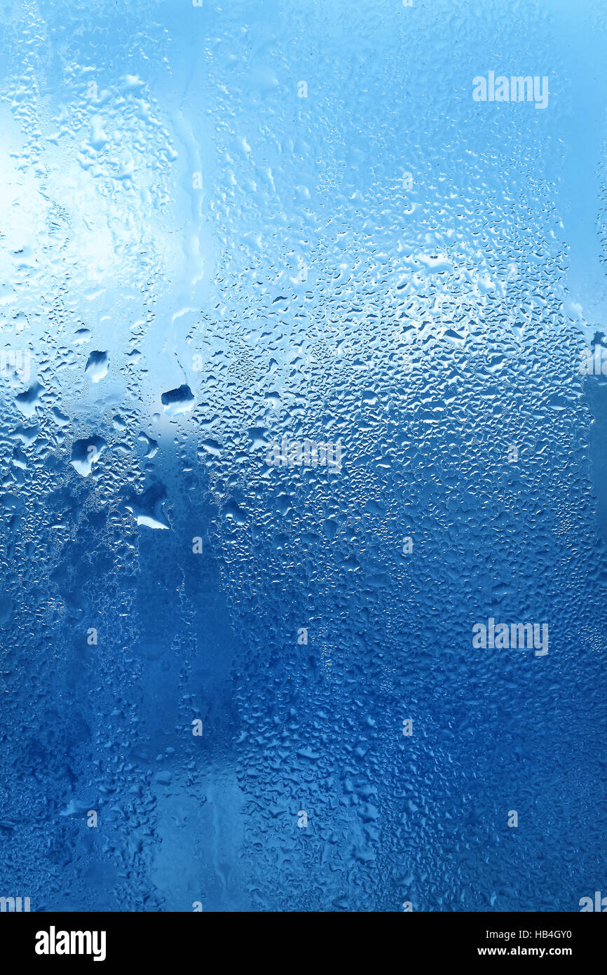 Gocce d'acqua sul vetro del finestrino Foto Stock