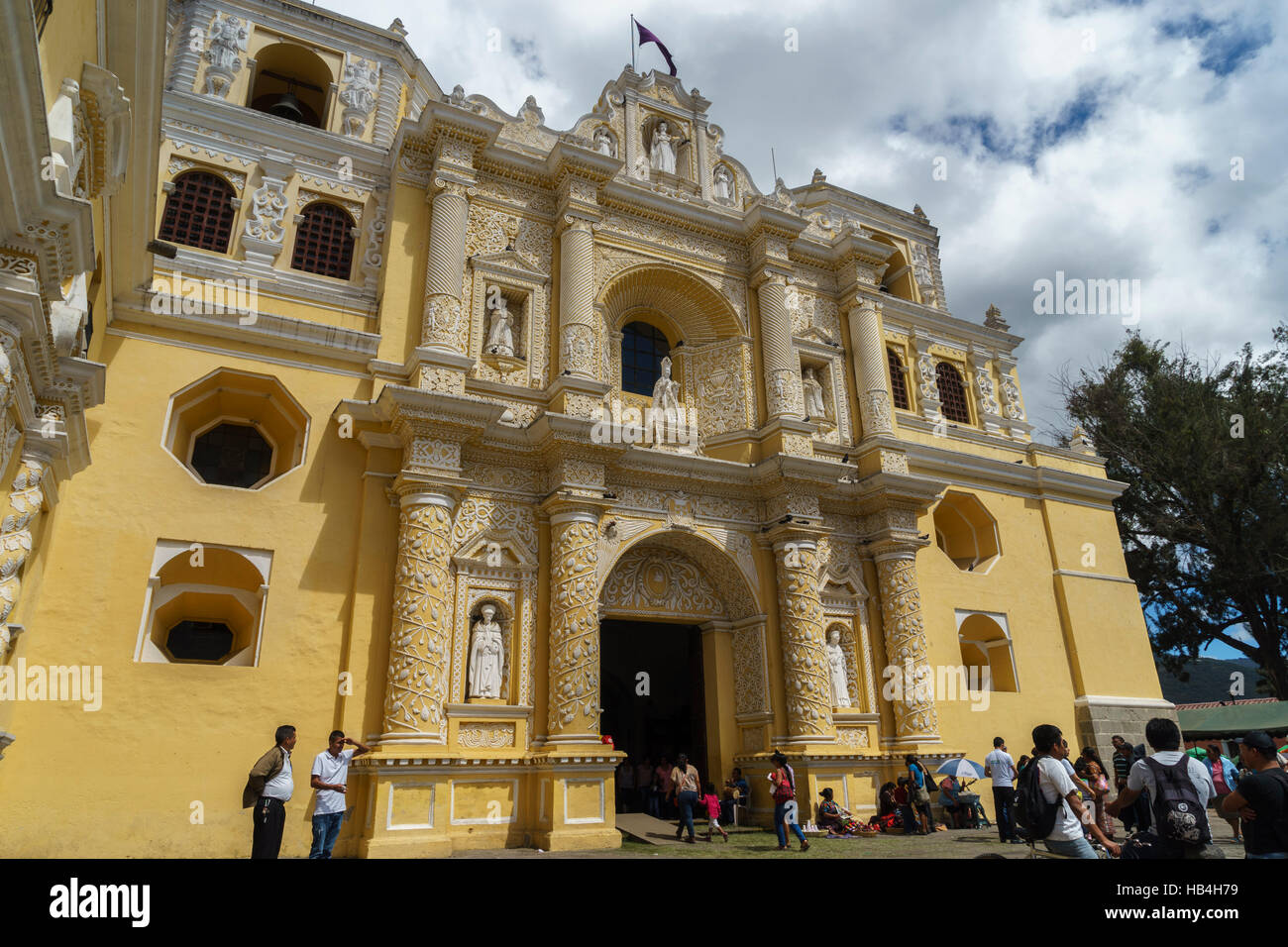 Persone che entrano Iglesia La Merced Convento dei Mercedari Antigua Guatemala Foto Stock