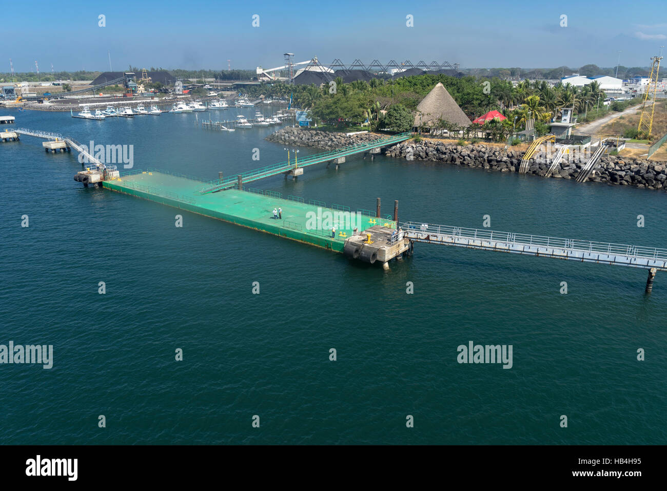 Dock navi da crociera a Puerto Quetzal, Guatemala visto dal ponte di una nave Foto Stock