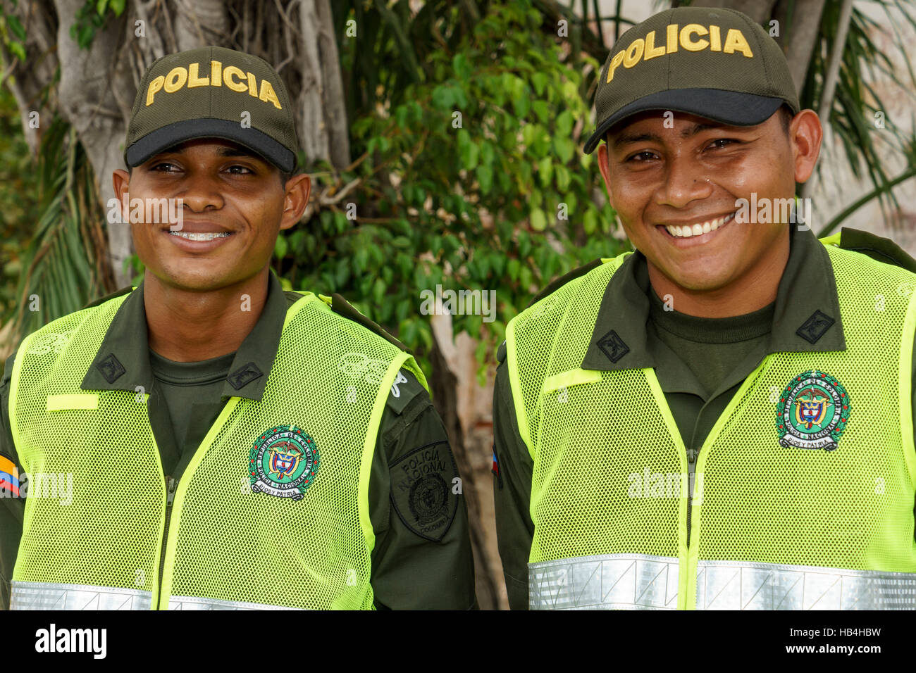 Due la polizia colombiana sorridere per la fotocamera, la testa e le spalle Foto Stock